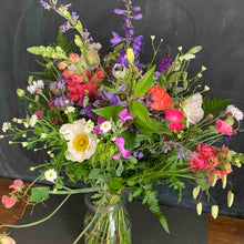 Load image into Gallery viewer, Seasonal Bouquet in gift box