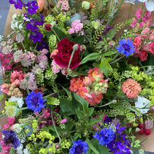 Load image into Gallery viewer, Seasonal Bouquet in gift box