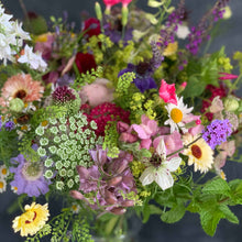 Load image into Gallery viewer, Seasonal Bouquet in gift box