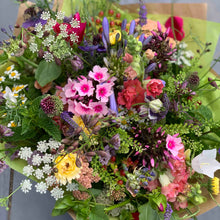 Load image into Gallery viewer, Seasonal Bouquet in gift box