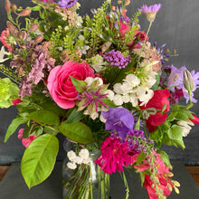 Load image into Gallery viewer, Seasonal Bouquet in gift box