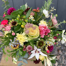 Load image into Gallery viewer, Seasonal Bouquet in gift box